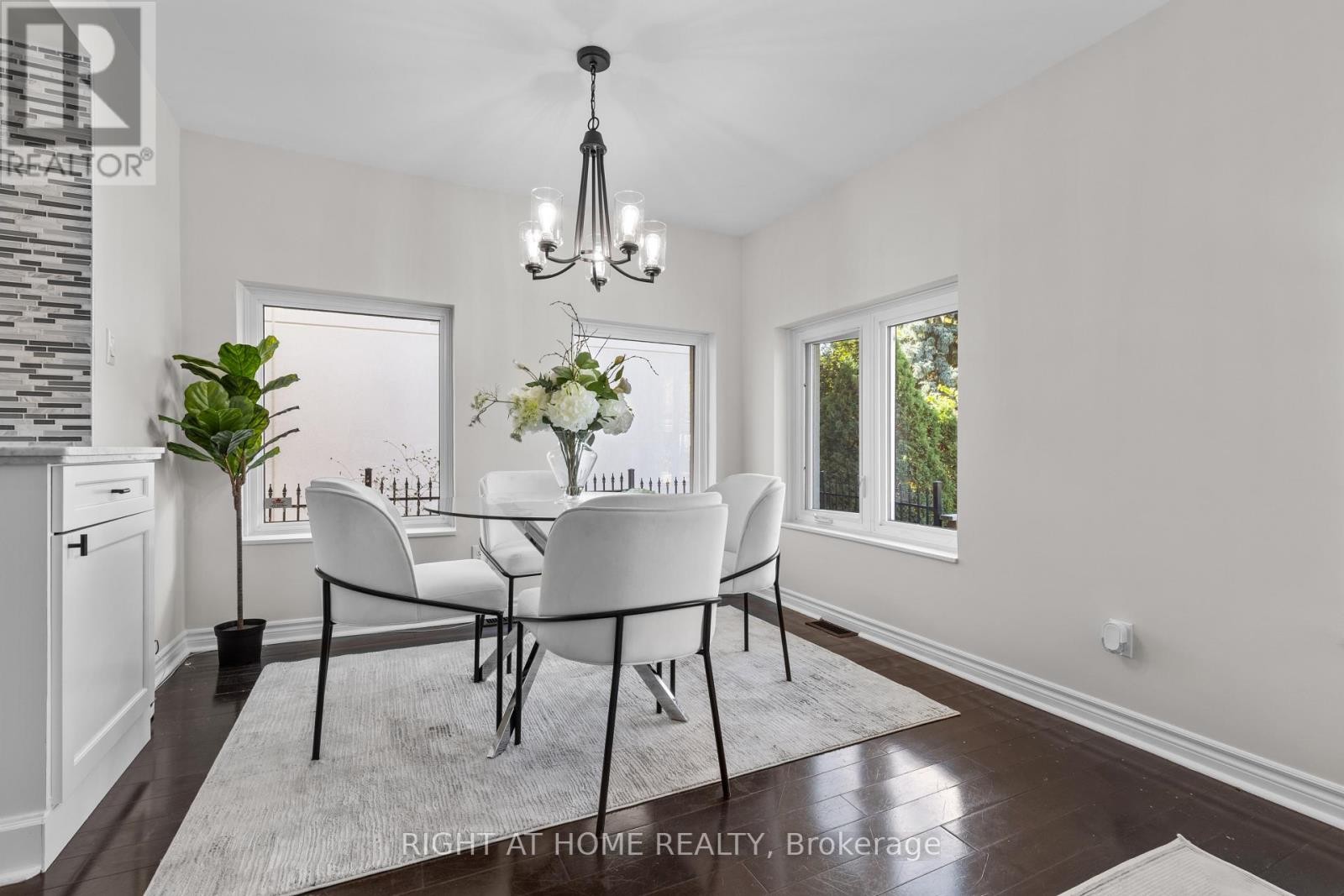 












10 HALIBURTON AVENUE

,
Toronto (Islington-City Centre West),




Ontario
M9B4Y2

