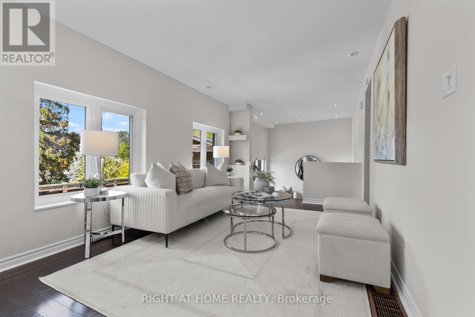 












10 HALIBURTON AVENUE

,
Toronto (Islington-City Centre West),




Ontario
M9B4Y2

