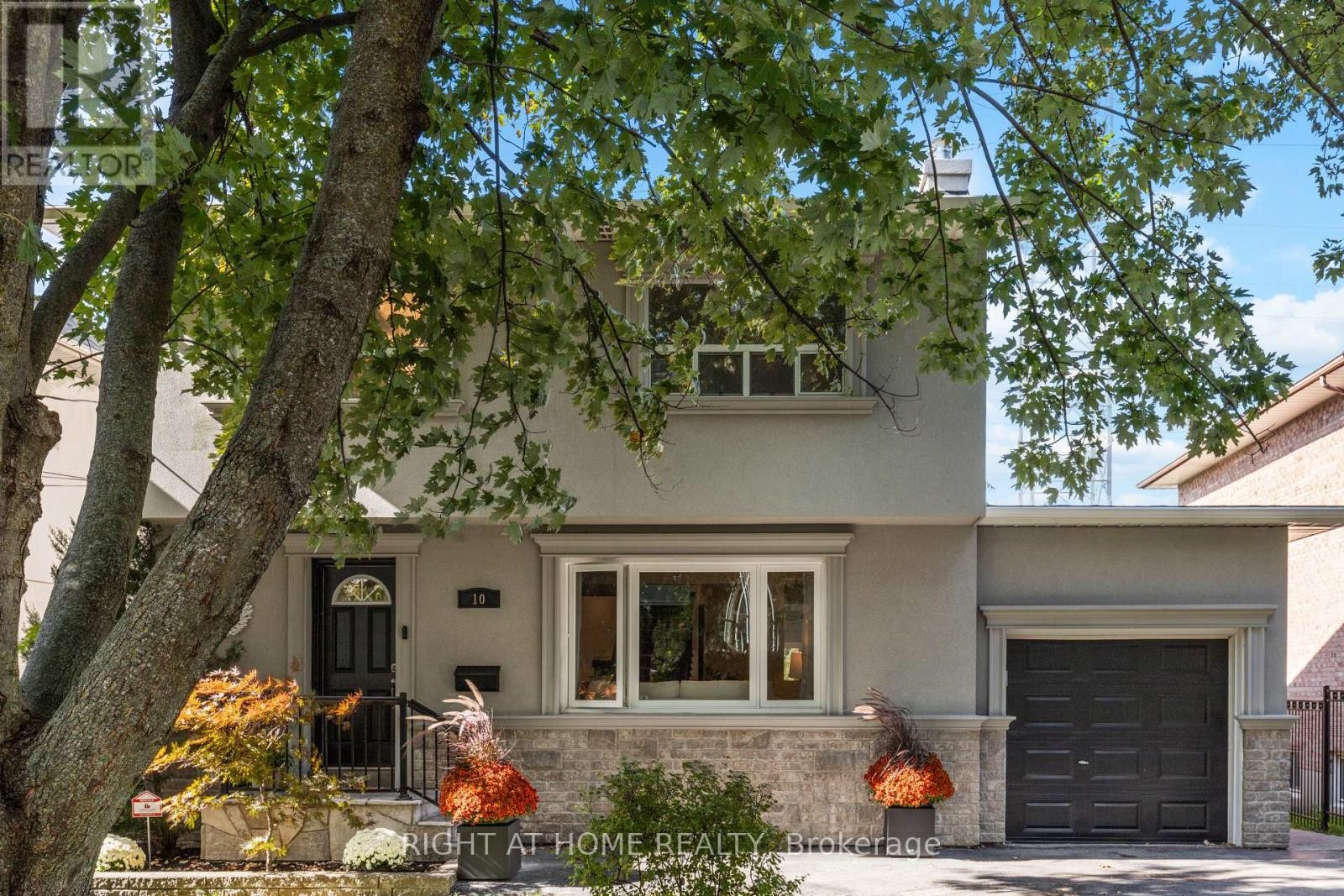 












10 HALIBURTON AVENUE

,
Toronto (Islington-City Centre West),




Ontario
M9B4Y2

