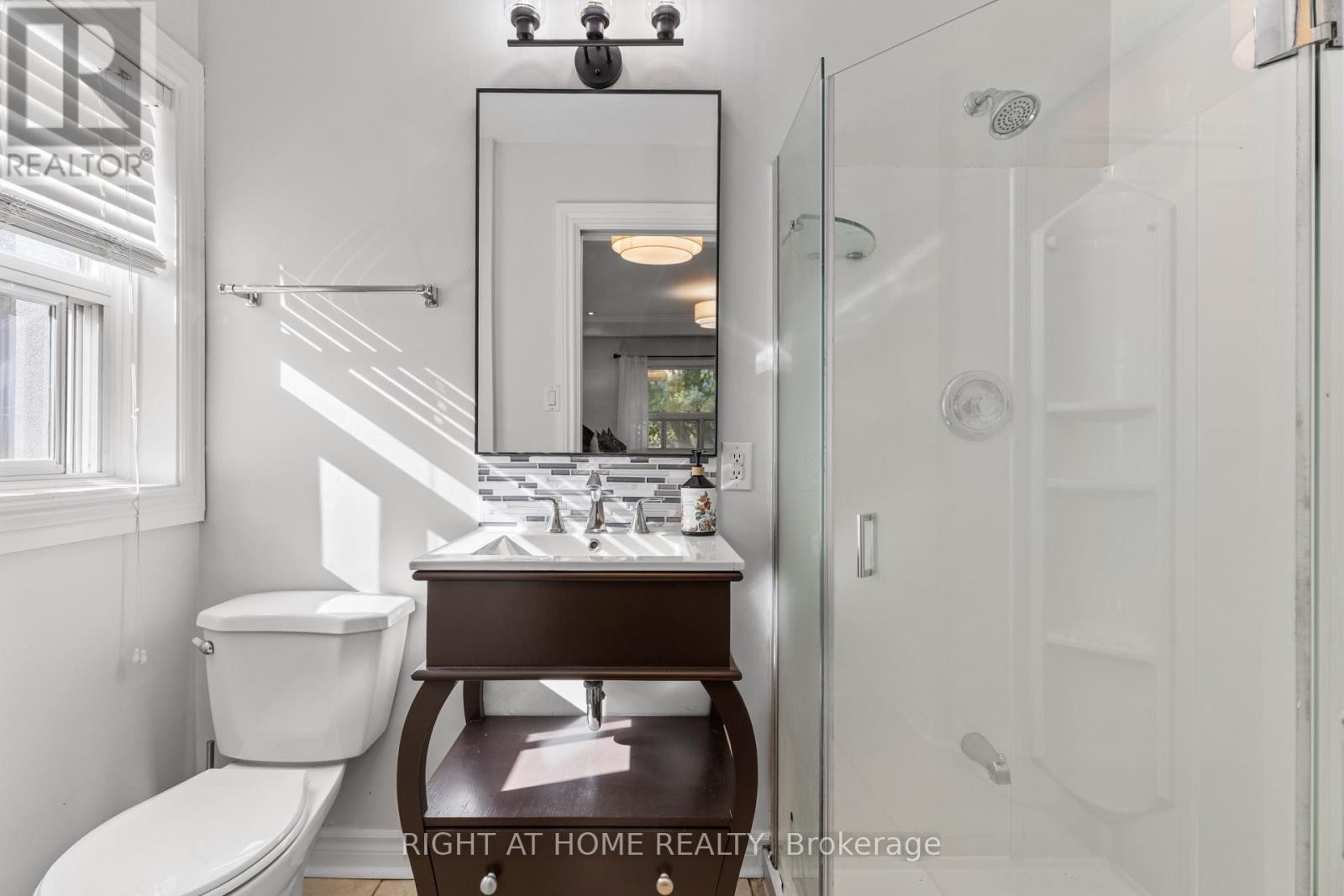 












10 HALIBURTON AVENUE

,
Toronto (Islington-City Centre West),




Ontario
M9B4Y2

