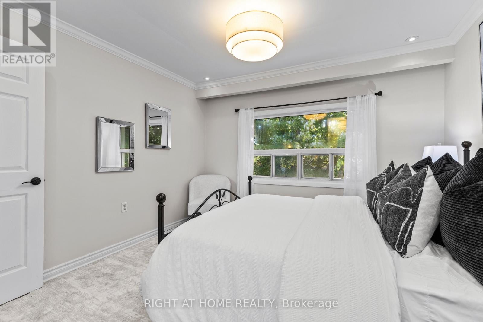 












10 HALIBURTON AVENUE

,
Toronto (Islington-City Centre West),




Ontario
M9B4Y2

