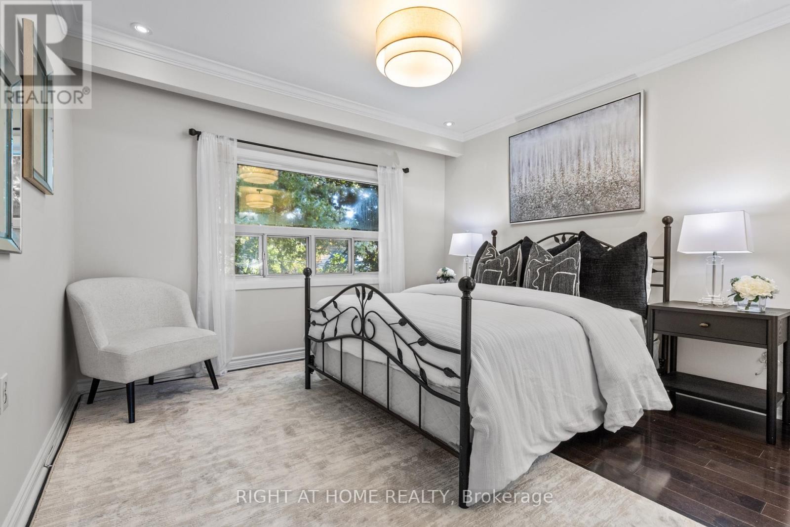 












10 HALIBURTON AVENUE

,
Toronto (Islington-City Centre West),




Ontario
M9B4Y2

