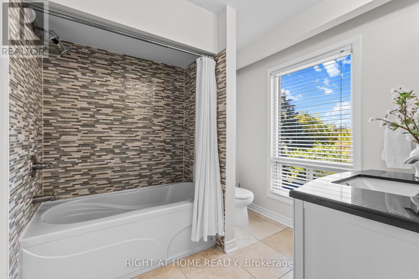 












10 HALIBURTON AVENUE

,
Toronto (Islington-City Centre West),




Ontario
M9B4Y2

