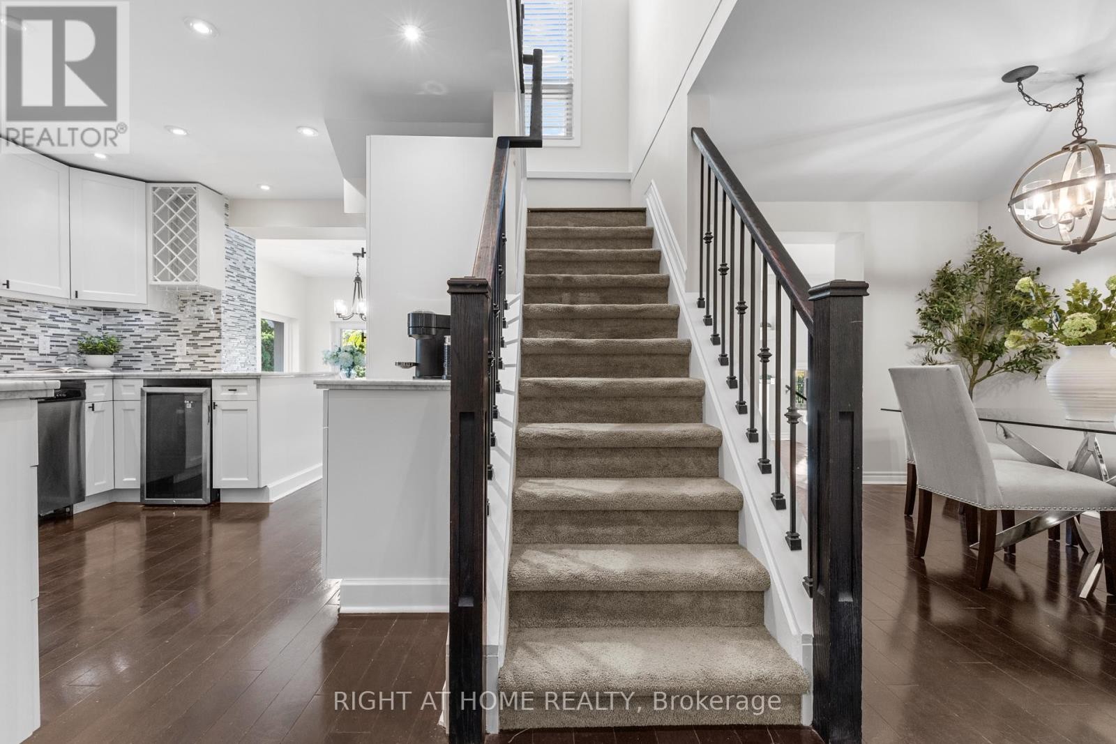 












10 HALIBURTON AVENUE

,
Toronto (Islington-City Centre West),




Ontario
M9B4Y2

