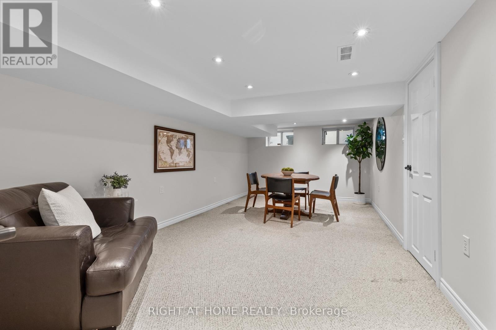 












10 HALIBURTON AVENUE

,
Toronto (Islington-City Centre West),




Ontario
M9B4Y2

