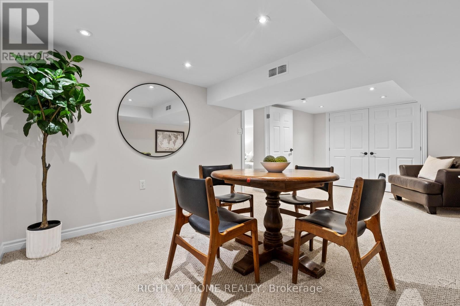 












10 HALIBURTON AVENUE

,
Toronto (Islington-City Centre West),




Ontario
M9B4Y2

