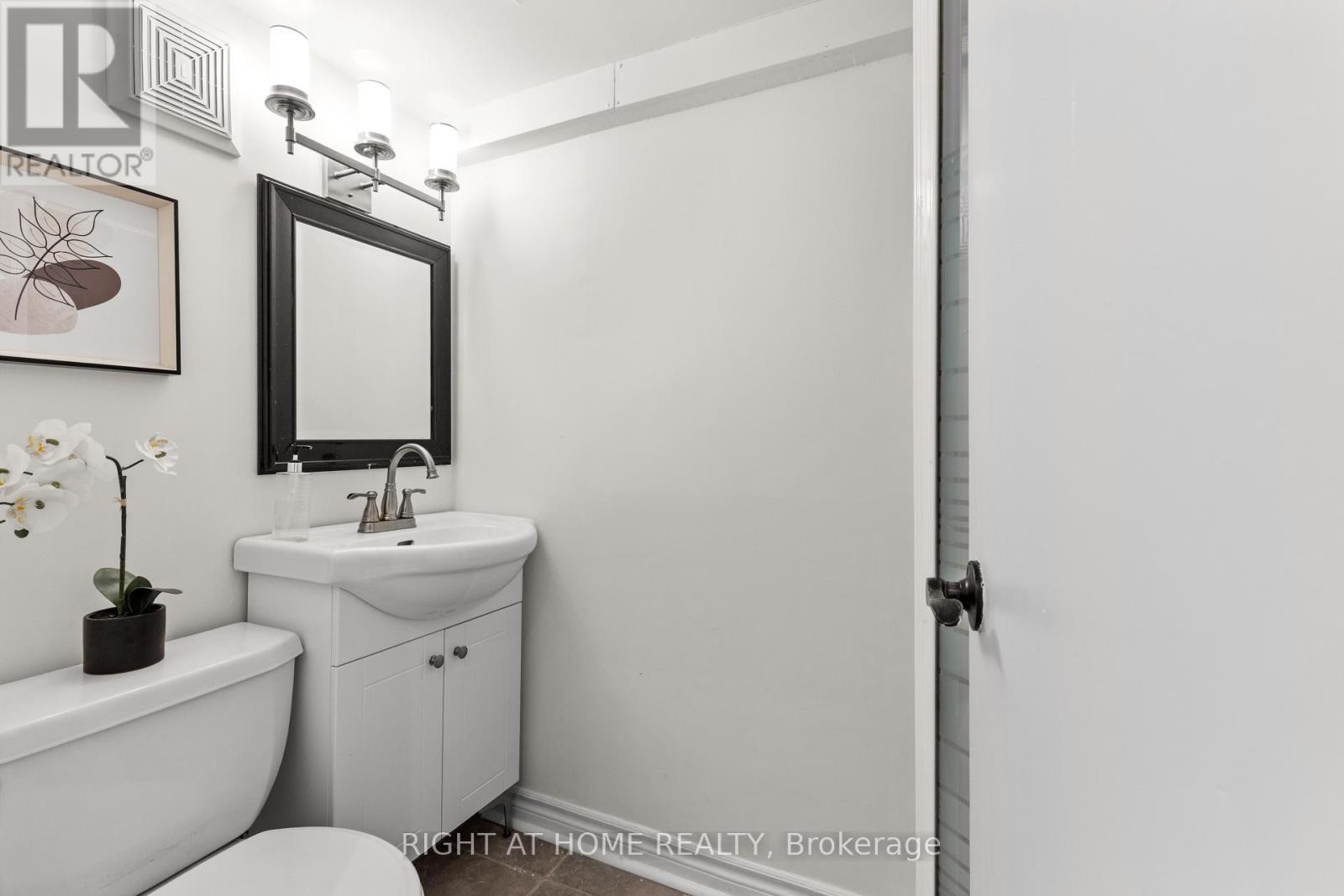 












10 HALIBURTON AVENUE

,
Toronto (Islington-City Centre West),




Ontario
M9B4Y2

