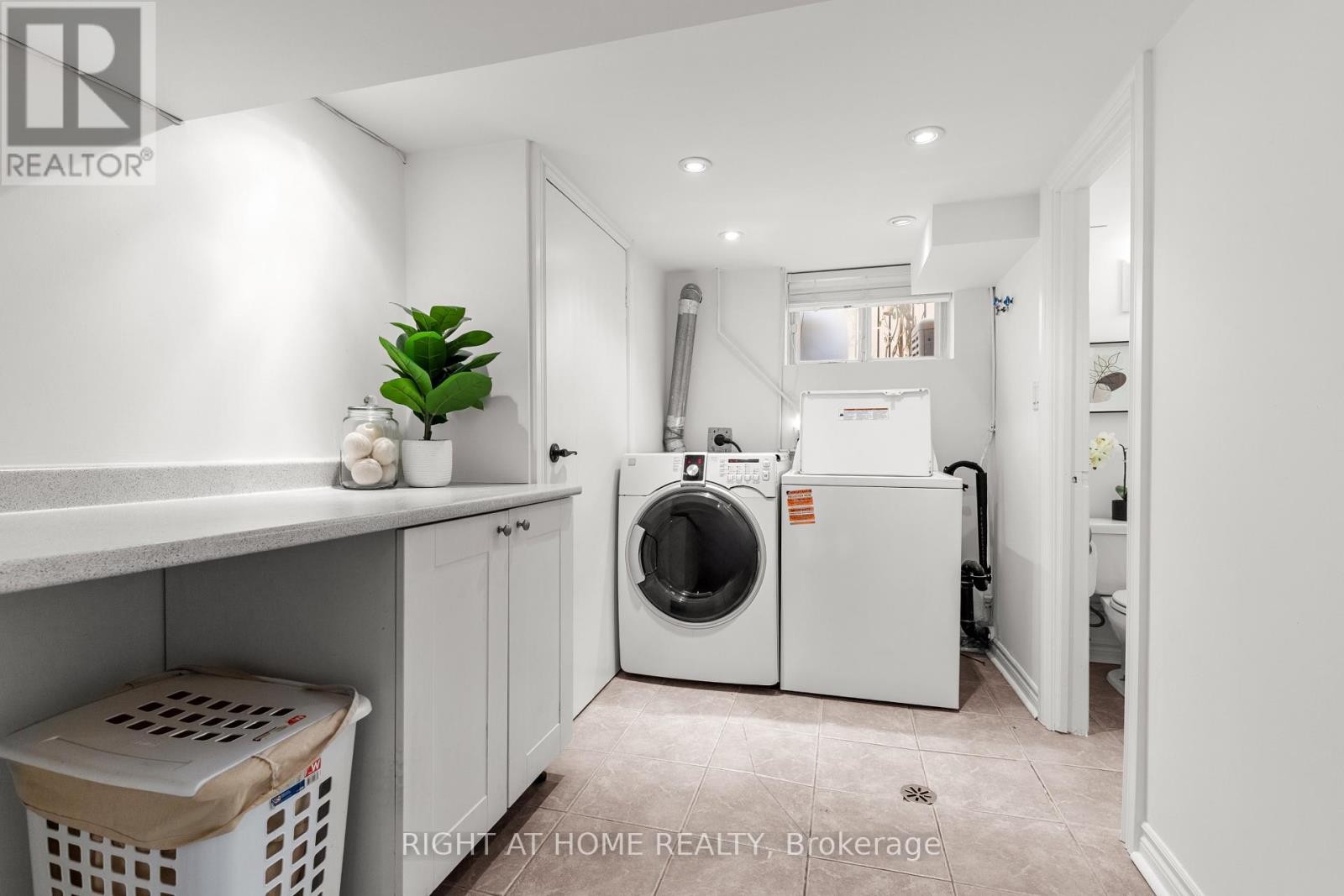 












10 HALIBURTON AVENUE

,
Toronto (Islington-City Centre West),




Ontario
M9B4Y2

