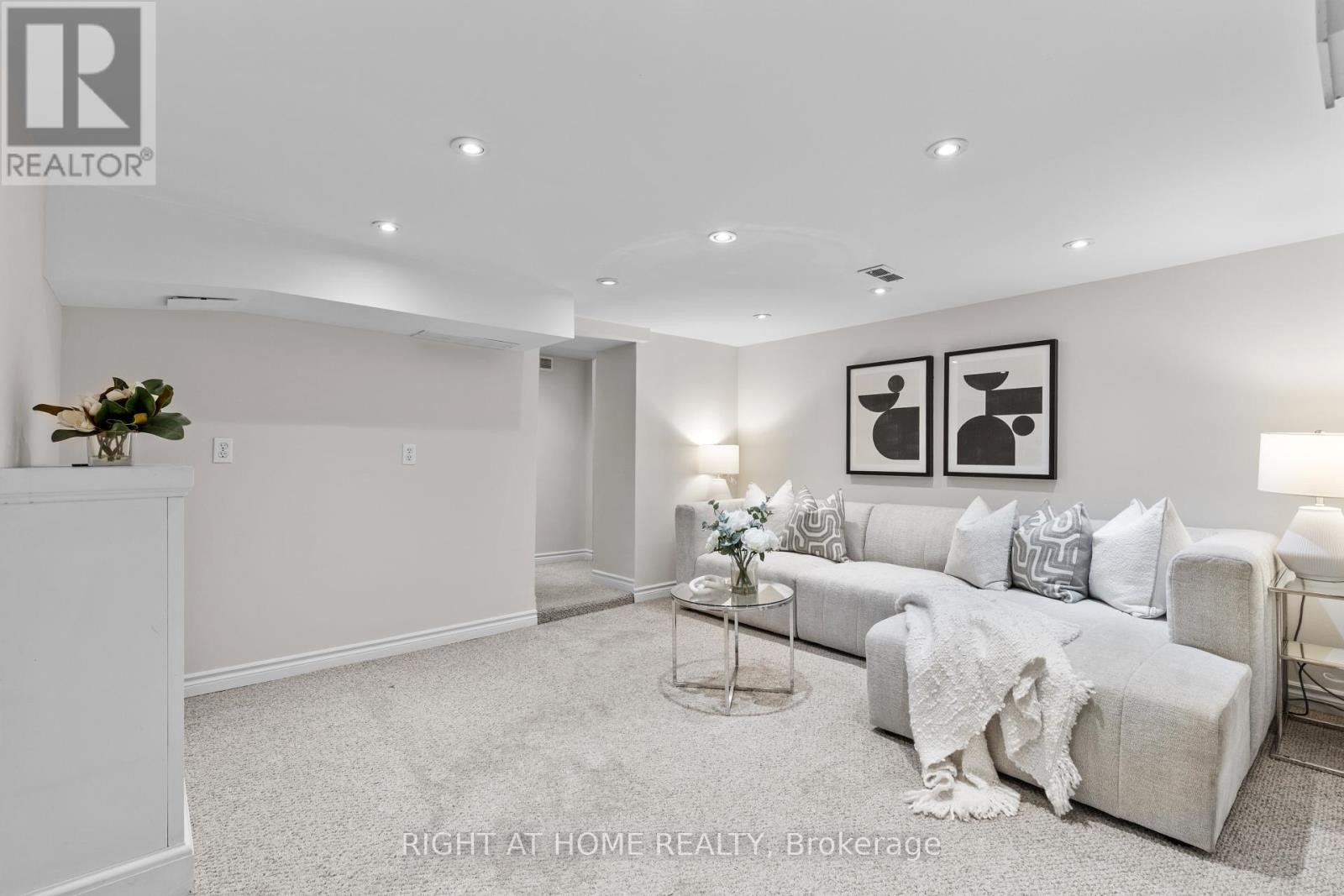 












10 HALIBURTON AVENUE

,
Toronto (Islington-City Centre West),




Ontario
M9B4Y2

