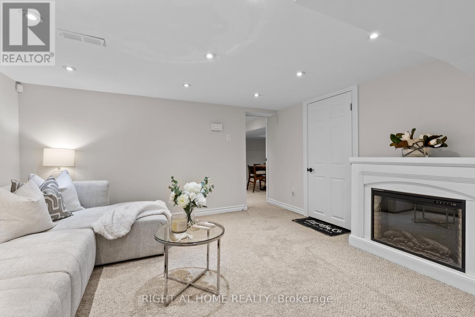 












10 HALIBURTON AVENUE

,
Toronto (Islington-City Centre West),




Ontario
M9B4Y2

