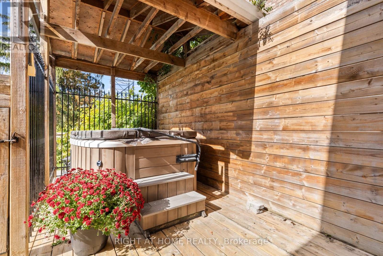 












10 HALIBURTON AVENUE

,
Toronto (Islington-City Centre West),




Ontario
M9B4Y2

