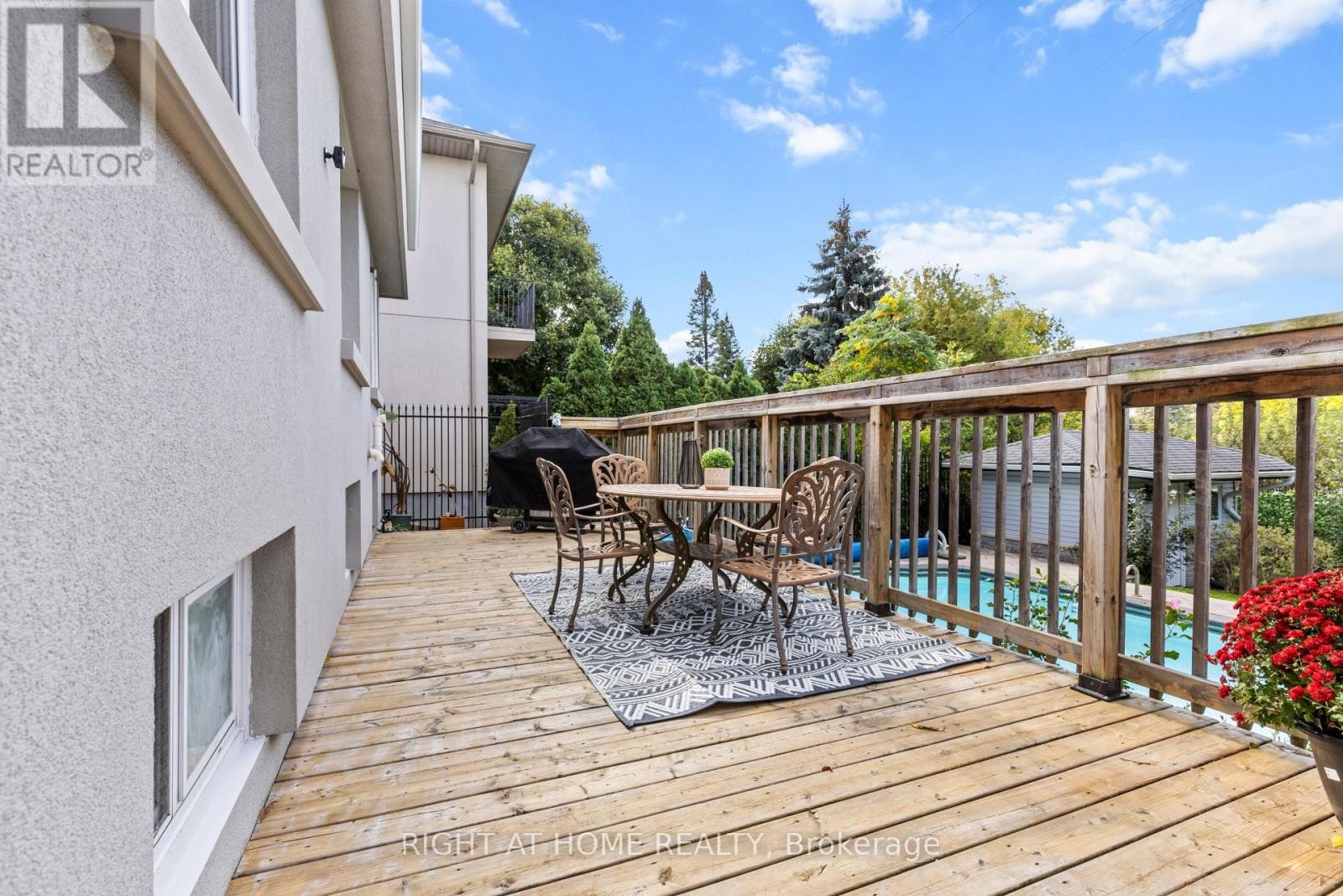 












10 HALIBURTON AVENUE

,
Toronto (Islington-City Centre West),




Ontario
M9B4Y2

