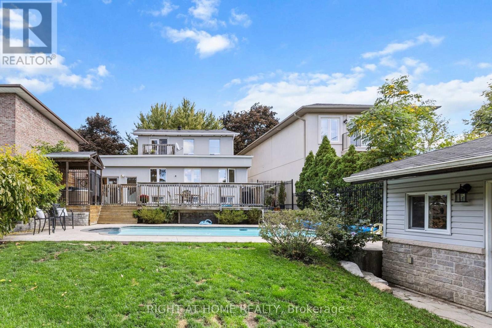 












10 HALIBURTON AVENUE

,
Toronto (Islington-City Centre West),




Ontario
M9B4Y2

