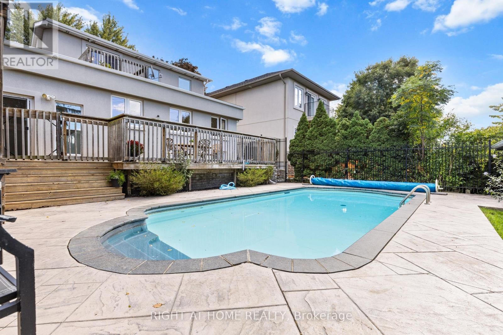 












10 HALIBURTON AVENUE

,
Toronto (Islington-City Centre West),




Ontario
M9B4Y2

