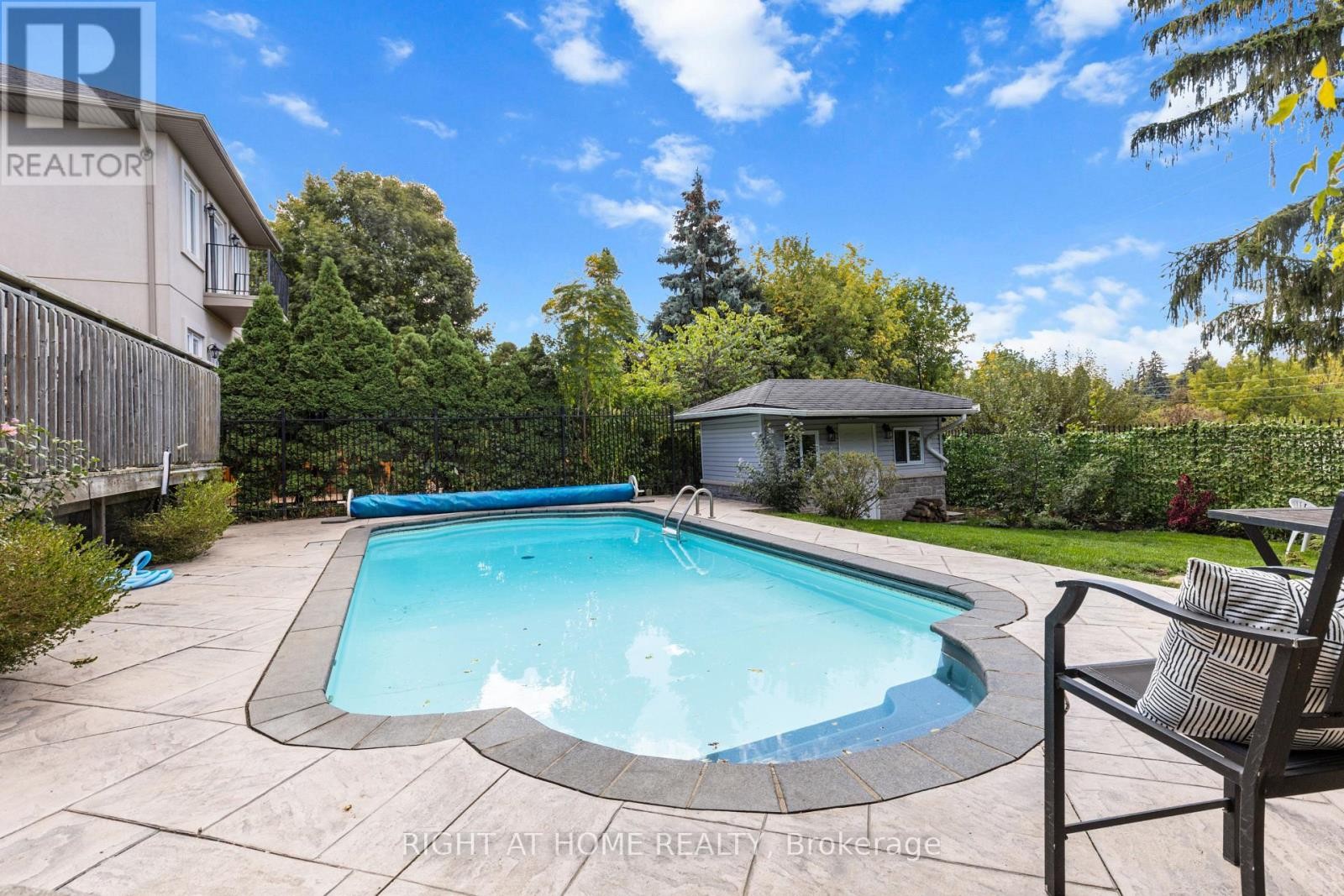 












10 HALIBURTON AVENUE

,
Toronto (Islington-City Centre West),




Ontario
M9B4Y2

