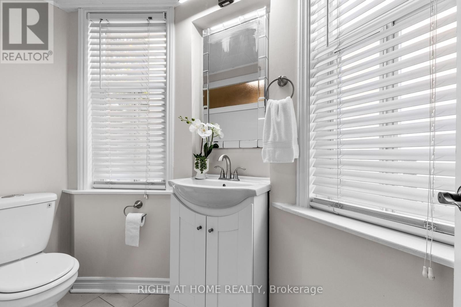 












10 HALIBURTON AVENUE

,
Toronto (Islington-City Centre West),




Ontario
M9B4Y2

