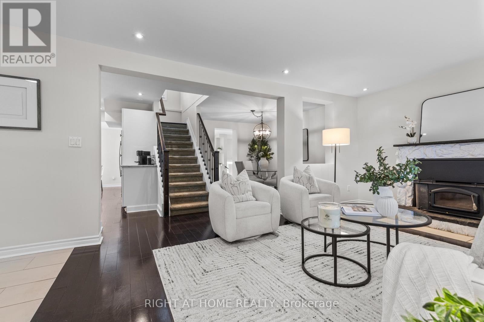 












10 HALIBURTON AVENUE

,
Toronto (Islington-City Centre West),




Ontario
M9B4Y2

