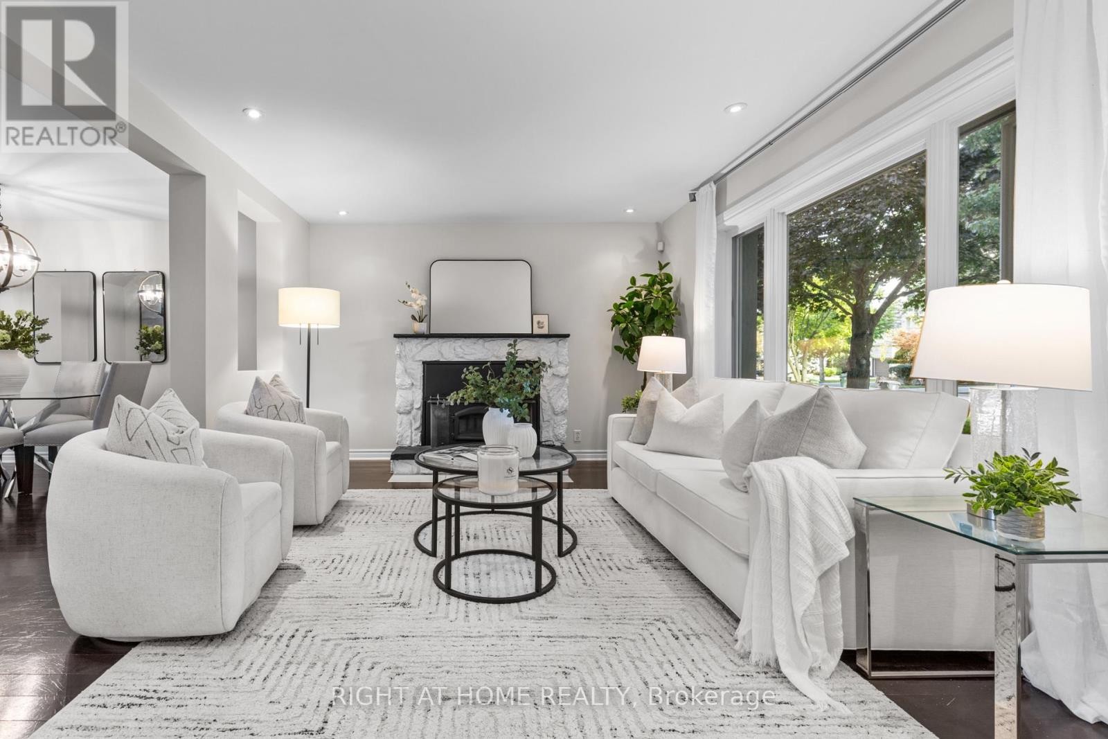 












10 HALIBURTON AVENUE

,
Toronto (Islington-City Centre West),




Ontario
M9B4Y2

