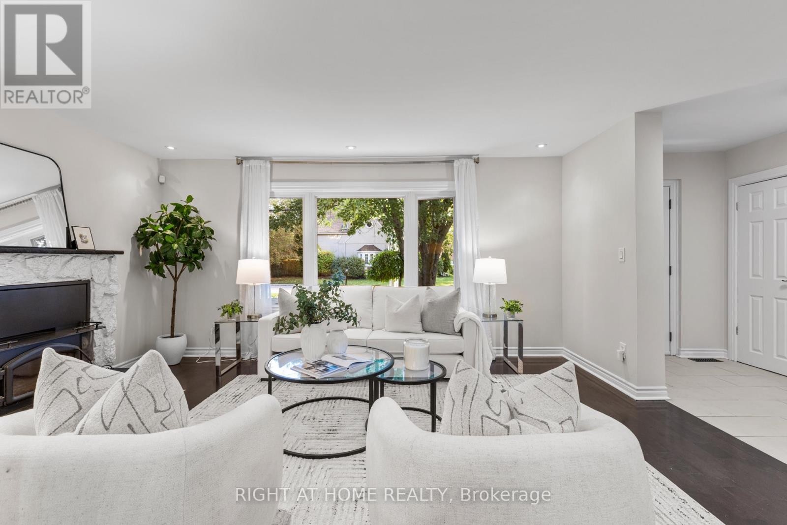 












10 HALIBURTON AVENUE

,
Toronto (Islington-City Centre West),




Ontario
M9B4Y2

