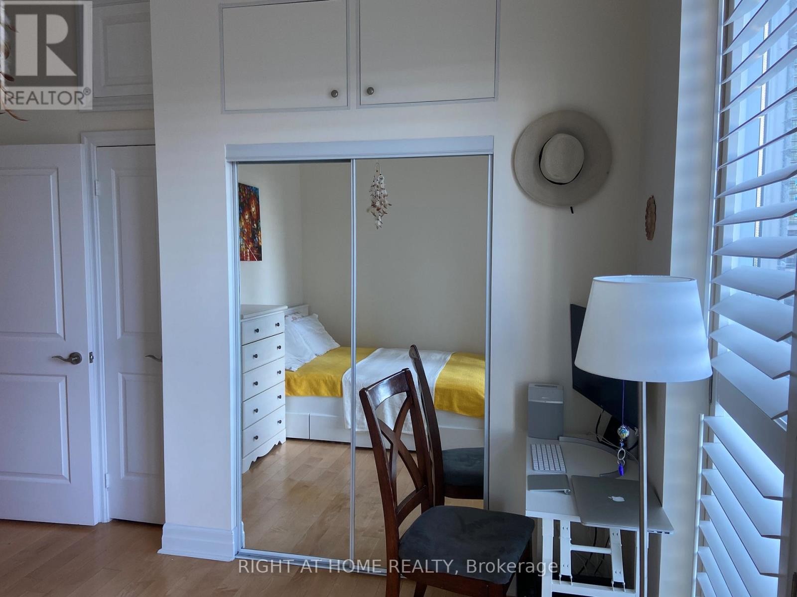 












401 - 58 MARINE PARADE DRIVE

,
Toronto (Mimico),




Ontario
M8V4G1

