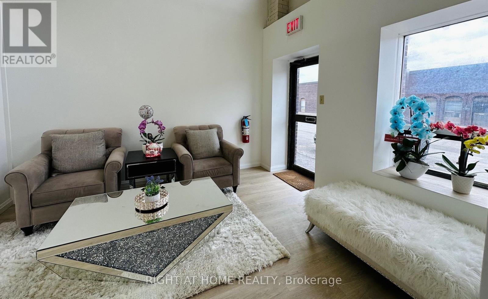 












10 - 4478 CHESSWOOD DRIVE

,
Toronto (York University Heights),




Ontario
M3J2B9

