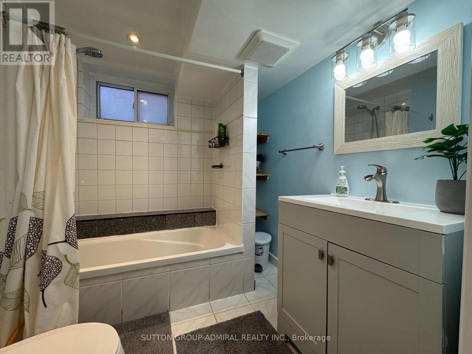 












37 COPPERMILL DRIVE

,
Toronto (Rexdale-Kipling),




Ontario
M9W3Z4

