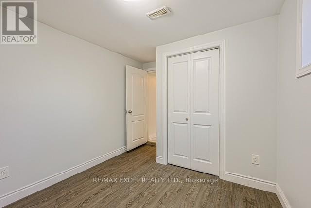 












90 FLAMBOROUGH DRIVE E

,
Toronto (Brookhaven-Amesbury),




Ontario
M6M2R8

