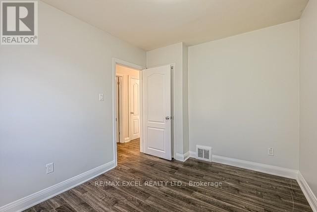 












90 FLAMBOROUGH DRIVE E

,
Toronto (Brookhaven-Amesbury),




Ontario
M6M2R8

