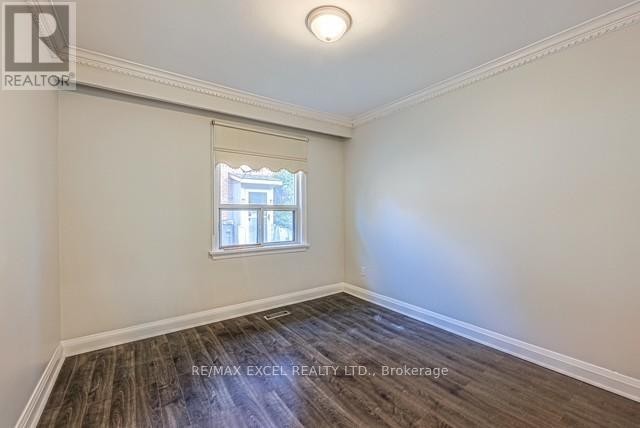 












90 FLAMBOROUGH DRIVE E

,
Toronto (Brookhaven-Amesbury),




Ontario
M6M2R8

