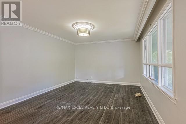 












90 FLAMBOROUGH DRIVE E

,
Toronto (Brookhaven-Amesbury),




Ontario
M6M2R8

