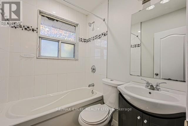 












90 FLAMBOROUGH DRIVE E

,
Toronto (Brookhaven-Amesbury),




Ontario
M6M2R8

