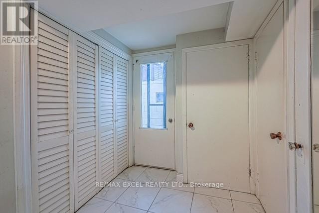 












90 FLAMBOROUGH DRIVE E

,
Toronto (Brookhaven-Amesbury),




Ontario
M6M2R8

