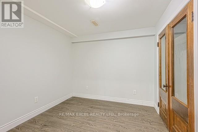 












90 FLAMBOROUGH DRIVE E

,
Toronto (Brookhaven-Amesbury),




Ontario
M6M2R8

