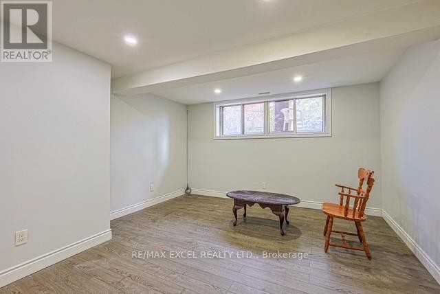 












90 FLAMBOROUGH DRIVE E

,
Toronto (Brookhaven-Amesbury),




Ontario
M6M2R8

