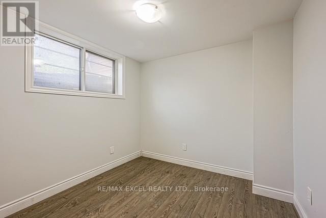 












90 FLAMBOROUGH DRIVE E

,
Toronto (Brookhaven-Amesbury),




Ontario
M6M2R8

