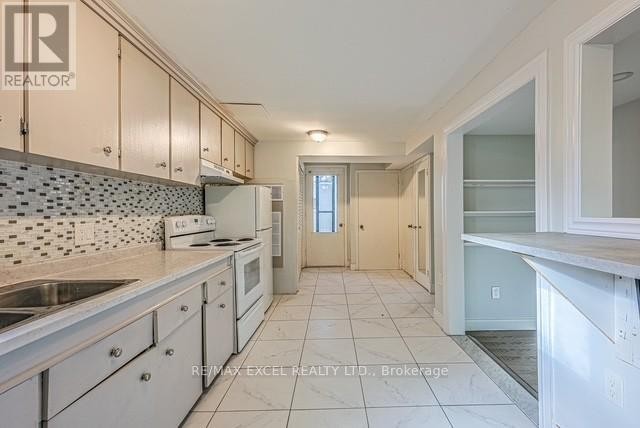 












90 FLAMBOROUGH DRIVE E

,
Toronto (Brookhaven-Amesbury),




Ontario
M6M2R8

