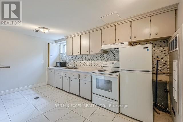 












90 FLAMBOROUGH DRIVE E

,
Toronto (Brookhaven-Amesbury),




Ontario
M6M2R8

