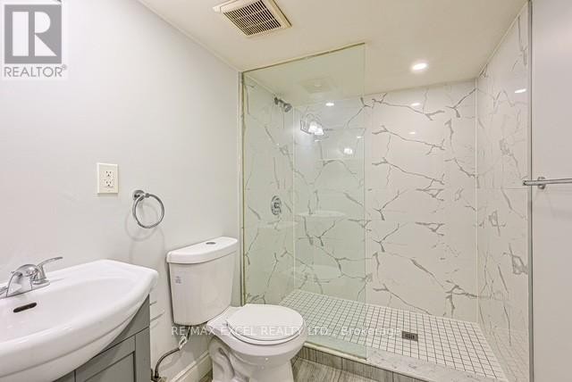 












90 FLAMBOROUGH DRIVE E

,
Toronto (Brookhaven-Amesbury),




Ontario
M6M2R8

