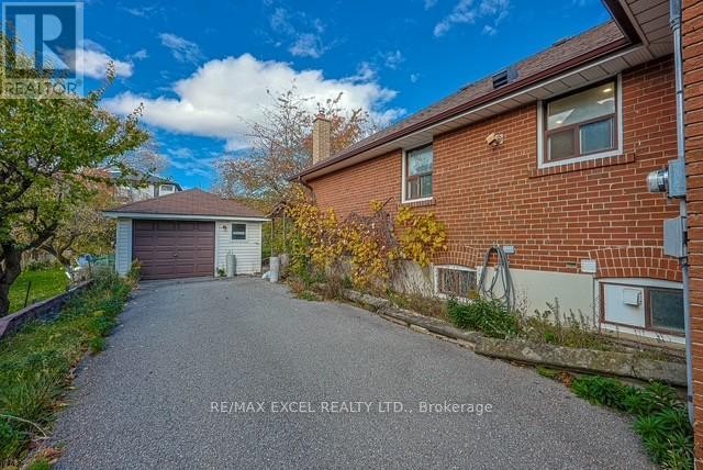 












90 FLAMBOROUGH DRIVE E

,
Toronto (Brookhaven-Amesbury),




Ontario
M6M2R8

