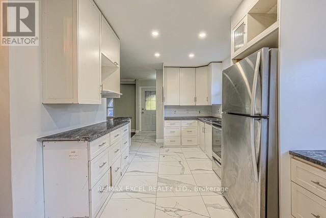 












90 FLAMBOROUGH DRIVE E

,
Toronto (Brookhaven-Amesbury),




Ontario
M6M2R8

