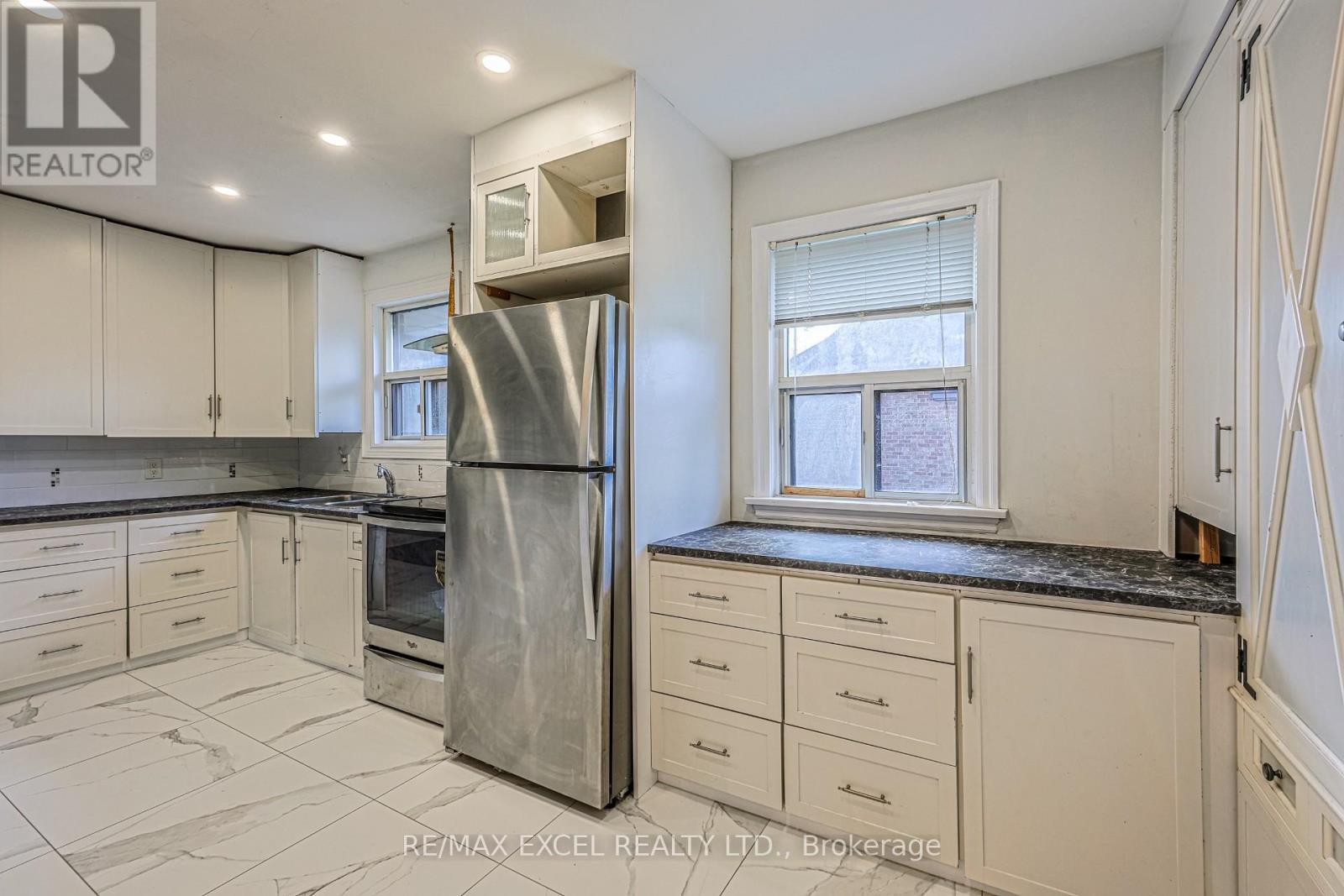 












90 FLAMBOROUGH DRIVE E

,
Toronto (Brookhaven-Amesbury),




Ontario
M6M2R8

