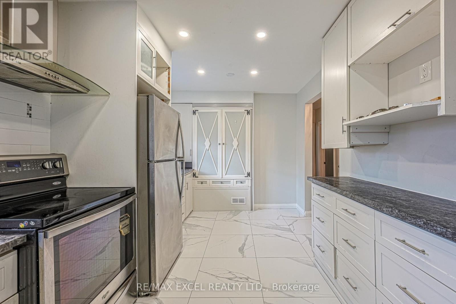 












90 FLAMBOROUGH DRIVE E

,
Toronto (Brookhaven-Amesbury),




Ontario
M6M2R8

