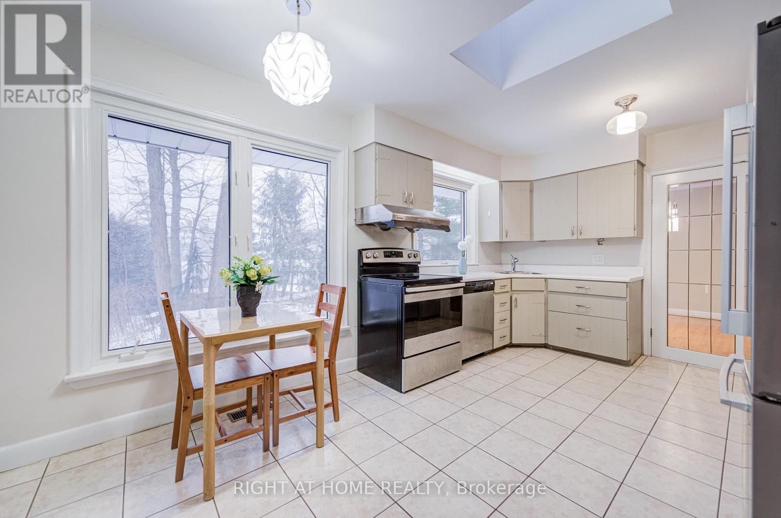 












1445 RYAN PLACE

,
Mississauga (Erindale),




Ontario
L5C1J7

