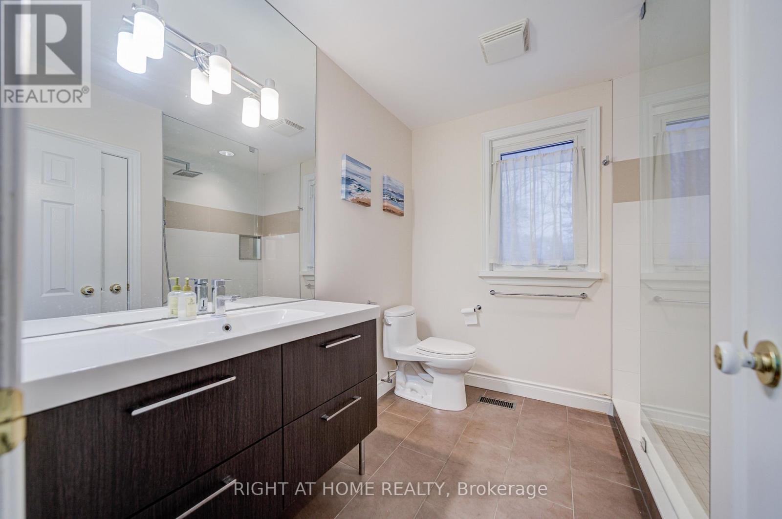 












1445 RYAN PLACE

,
Mississauga (Erindale),




Ontario
L5C1J7

