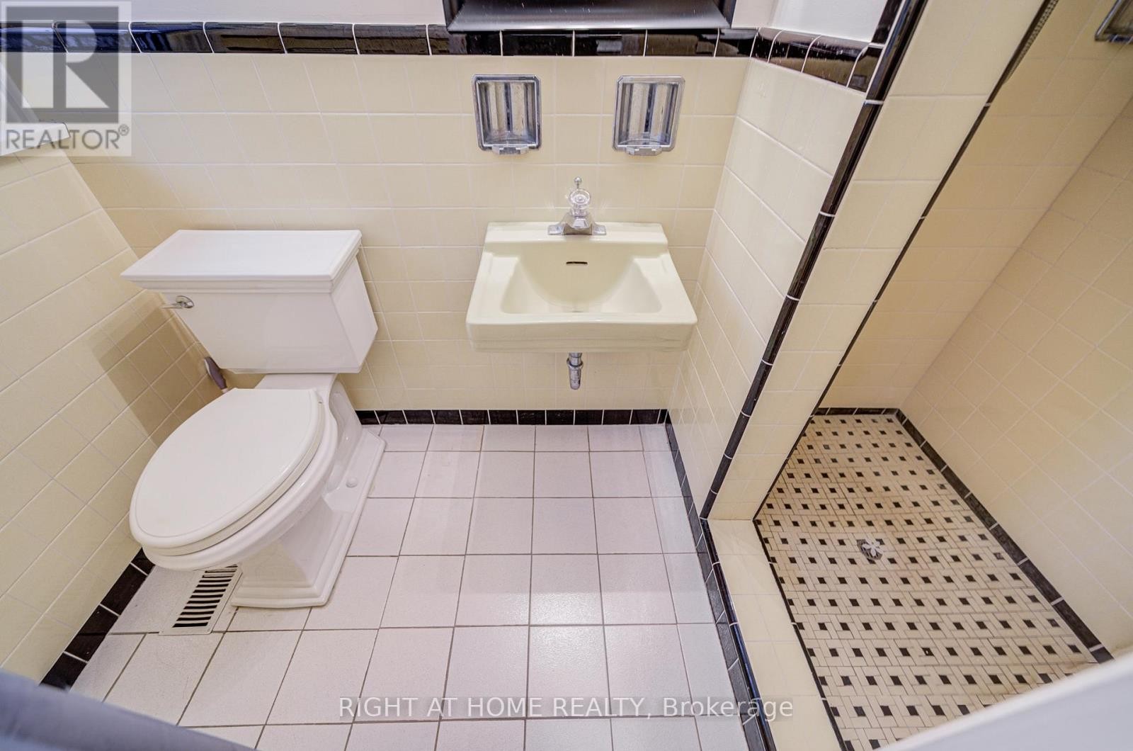 












1445 RYAN PLACE

,
Mississauga (Erindale),




Ontario
L5C1J7

