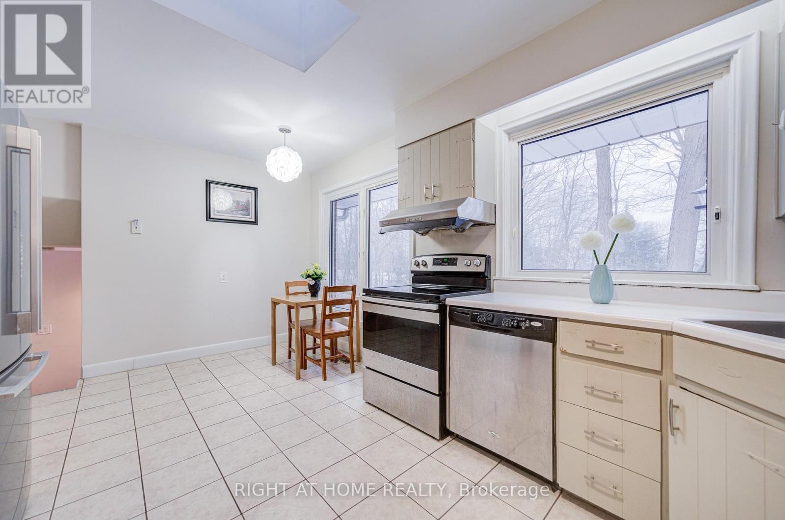 












1445 RYAN PLACE

,
Mississauga (Erindale),




Ontario
L5C1J7

