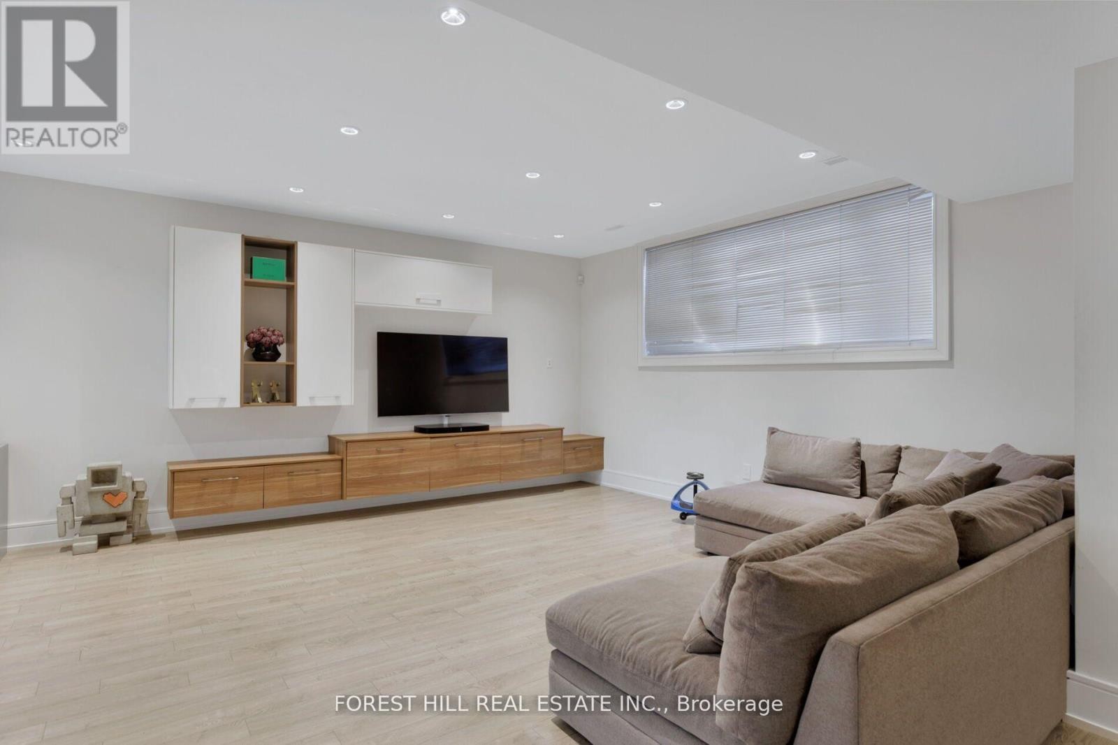 












8 NORA ROAD

,
Toronto (Islington-City Centre West),




Ontario
M9A1C9

