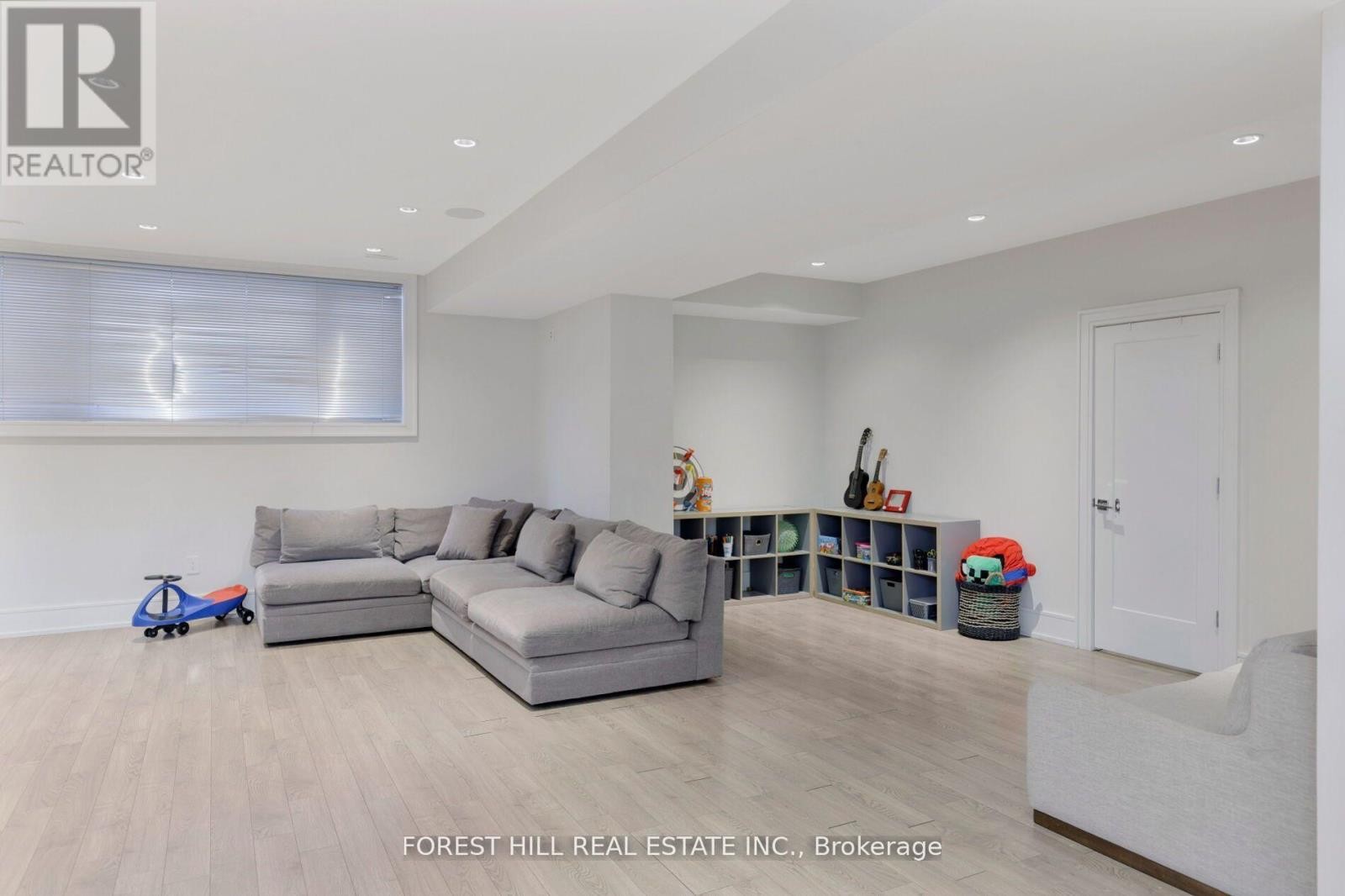 












8 NORA ROAD

,
Toronto (Islington-City Centre West),




Ontario
M9A1C9

