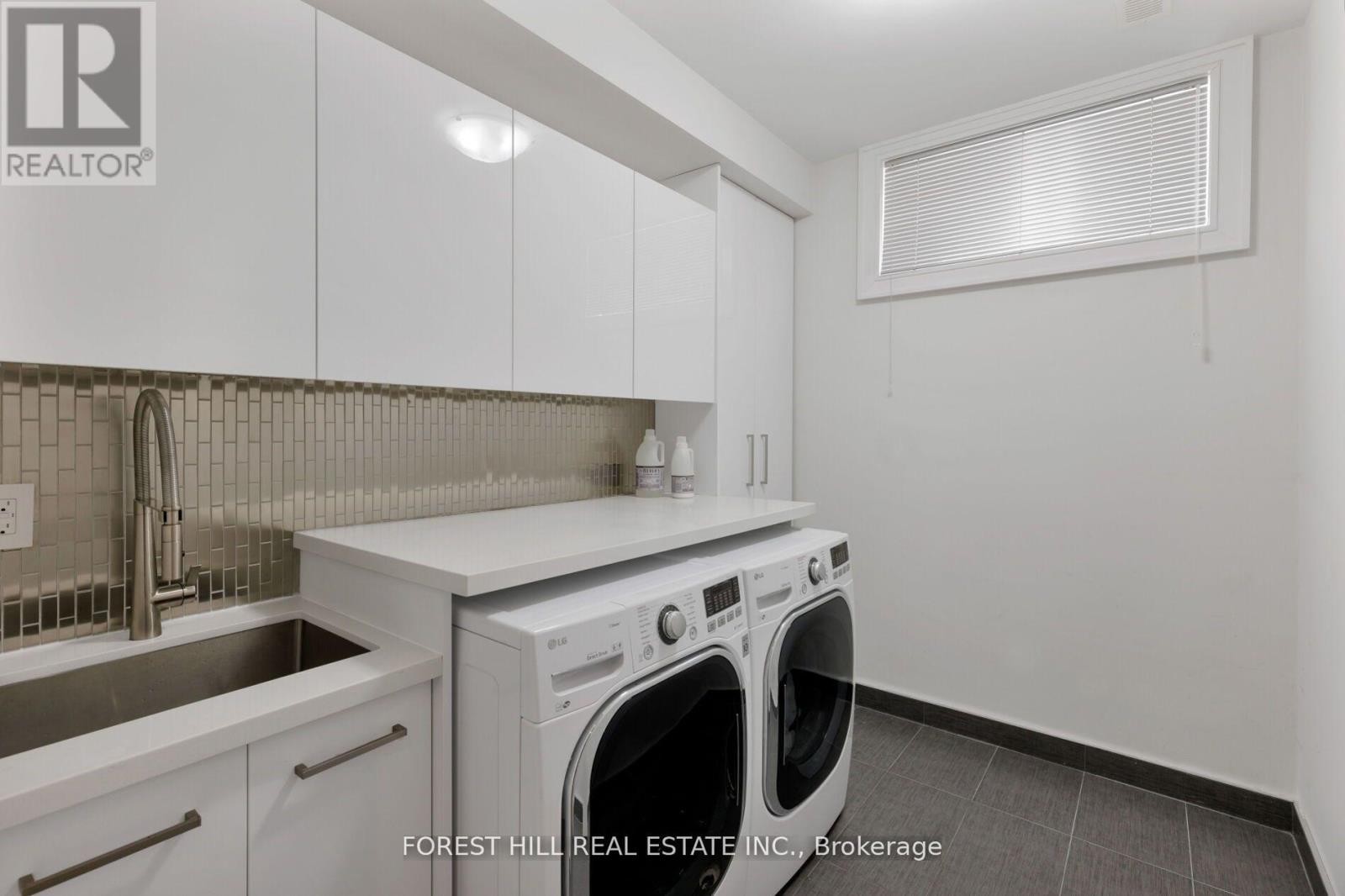 












8 NORA ROAD

,
Toronto (Islington-City Centre West),




Ontario
M9A1C9

