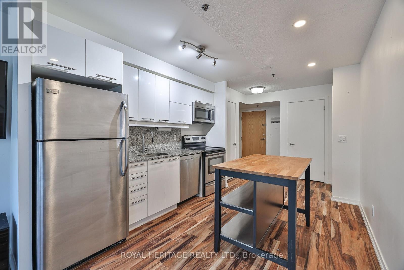 












104 - 38 JOE SHUSTER WAY

,
Toronto (South Parkdale),




Ontario
M6K0A5

